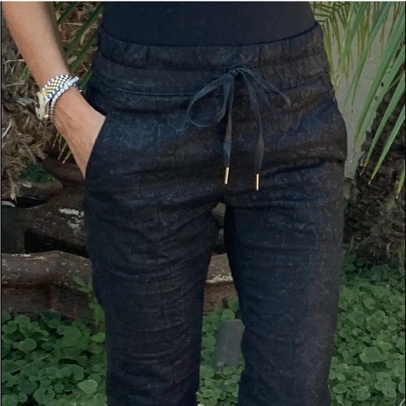 BEVY FLOG Black Cropped Pants - Picture 2 of 9